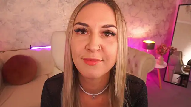 Snapshot of LovelyMollyy chatting on October 2025 11:20:02 PM LovelyMollyy online show from October 2025 11:20:02 PM