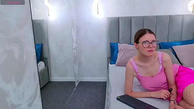 Snapshot of NellieLoyns chatting on January 2025 04:04:01 PM NellieLoyns online show from January 2025 04:04:01 PM