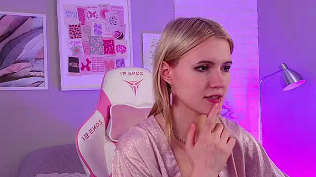 Snapshot of NellieLoyns chatting on March 2025 09:18:02 PM NellieLoyns online show from March 2025 09:18:02 PM