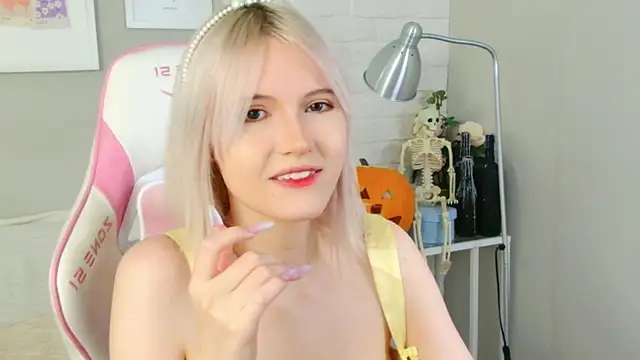 Snapshot of NellieLoyns chatting on October 2025 05:08:02 PM NellieLoyns online show from October 2025 05:08:02 PM