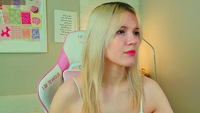 Snapshot of NellieLoyns chatting on December 2025 05:19:02 PM NellieLoyns online show from December 2025 05:19:02 PM