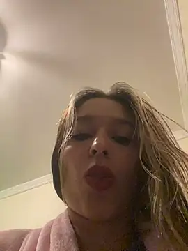 Snapshot of BlueStoneX chatting on December 2025 07:25:01 AM BlueStoneX online show from December 2025 07:25:01 AM