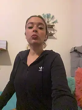 Snapshot of BlueStoneX chatting on December 2025 06:44:01 AM BlueStoneX online show from December 2025 06:44:01 AM