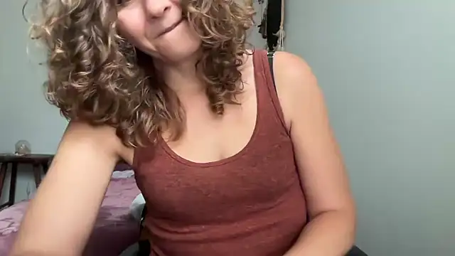 Snapshot of leahsparkles chatting on September 2025 02:00:02 PM leahsparkles online show from September 2025 02:00:02 PM