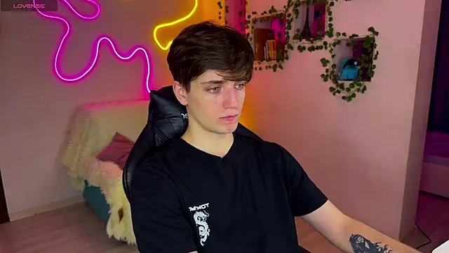 RobertAndLinela online show from February 2025 07:12:02 PM