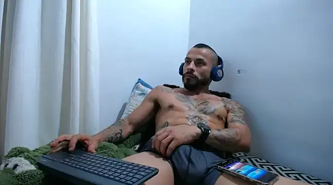 Snapshot of callme_douglas chatting on January 2025 11:28:01 PM callme douglas online show from January 2025 11:28:01 PM