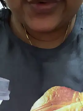 Snapshot of queen_pari chatting on December 2025 06:47:02 PM queen pari online show from December 2025 06:47:02 PM