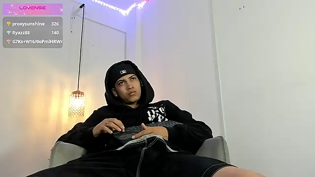 Snapshot of Br4ndxpimm chatting on October 2025 03:35:02 PM Br4ndxpimm online show from October 2025 03:35:02 PM