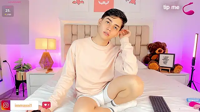 Snapshot of Maxi_little chatting on November 2025 09:15:01 PM Maxi little online show from November 2025 09:15:01 PM