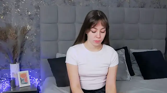 Snapshot of TheEmma chatting on March 2025 06:05:02 AM TheEmma online show from March 2025 06:05:02 AM