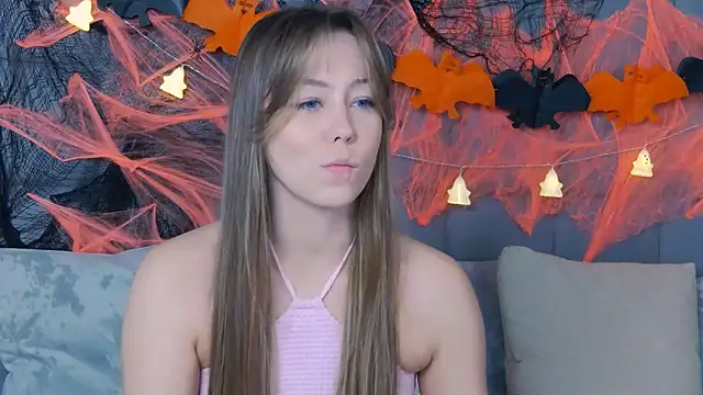 Snapshot of TheEmma chatting on November 2025 08:28:02 AM TheEmma online show from November 2025 08:28:02 AM