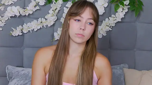 Snapshot of TheEmma chatting on November 2025 09:53:02 AM TheEmma online show from November 2025 09:53:02 AM