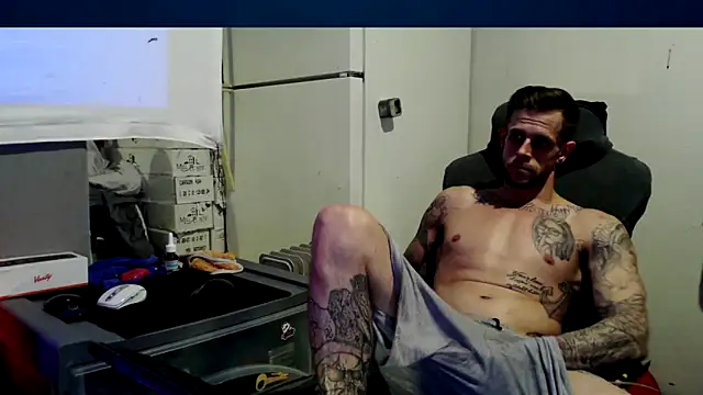 Snapshot of JamesMichael88 chatting on March 2025 10:40:01 PM JamesMichael88 online show from March 2025 10:40:01 PM