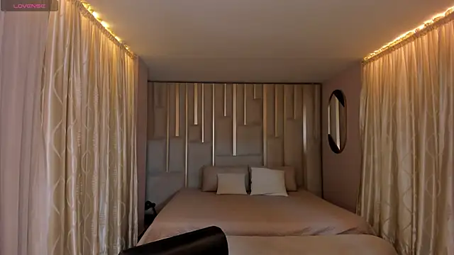 NiaSalvatore online show from October 2025 07:45:02 PM