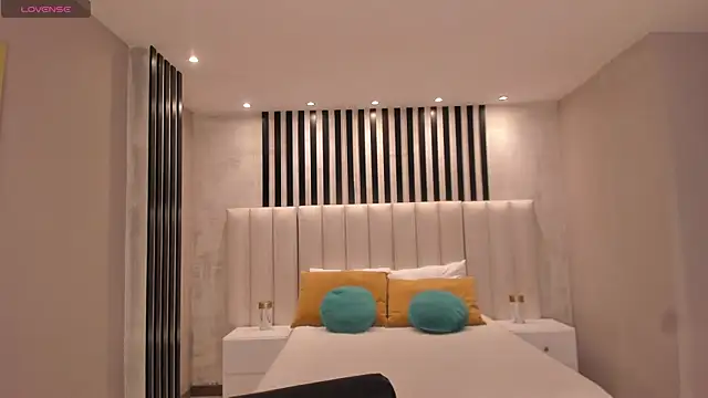 NiaSalvatore online show from December 2025 06:46:02 PM