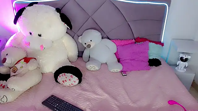 Snapshot of Carolaine01 chatting on November 2025 04:06:01 PM Carolaine01 online show from November 2025 04:06:01 PM