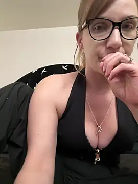 Snapshot of Kitty_DaCocks chatting on December 2025 11:23:02 PM Kitty DaCocks online show from December 2025 11:23:02 PM