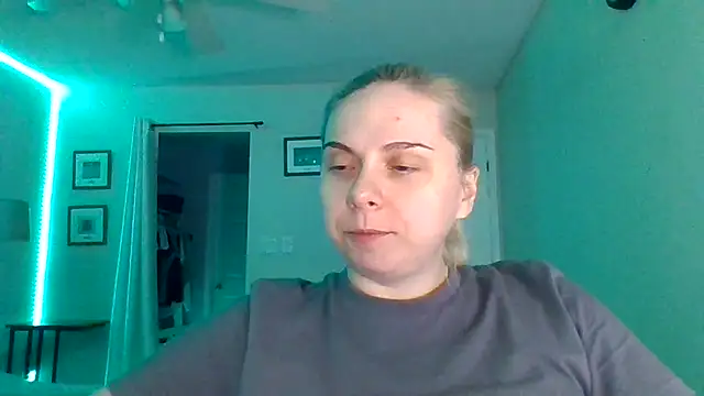 Snapshot of HappyIva chatting on November 2025 01:17:01 AM HappyIva online show from November 2025 01:17:01 AM