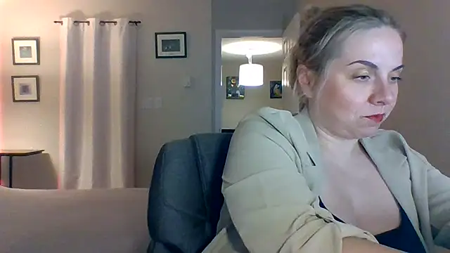 Snapshot of HappyIva chatting on November 2025 04:00:01 AM HappyIva online show from November 2025 04:00:01 AM