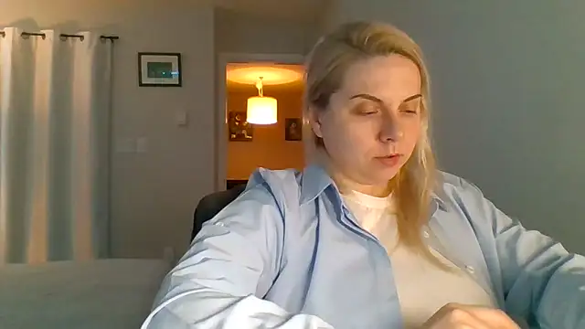 Snapshot of HappyIva chatting on November 2025 06:12:01 AM HappyIva online show from November 2025 06:12:01 AM