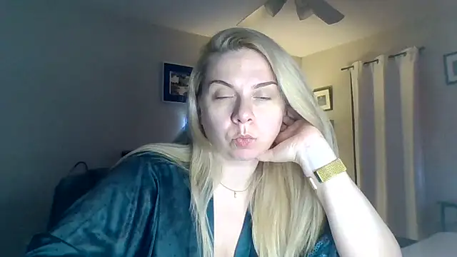 Snapshot of HappyIva chatting on December 2025 11:14:02 PM HappyIva online show from December 2025 11:14:02 PM