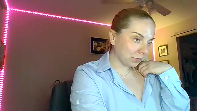 Snapshot of HappyIva chatting on December 2025 12:52:02 AM HappyIva online show from December 2025 12:52:02 AM