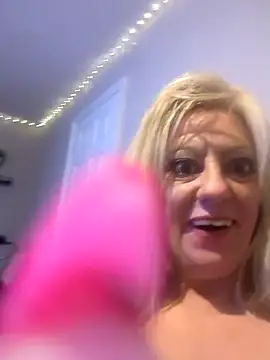 Snapshot of ImogenBrooke chatting on October 2025 11:35:01 PM ImogenBrooke online show from October 2025 11:35:01 PM