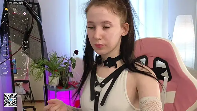 Snapshot of mon_lola chatting on February 2025 09:04:02 AM mon lola online show from February 2025 09:04:02 AM