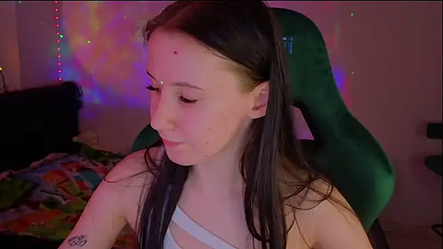 Snapshot of mon_lola chatting on March 2025 05:28:01 PM mon lola online show from March 2025 05:28:01 PM