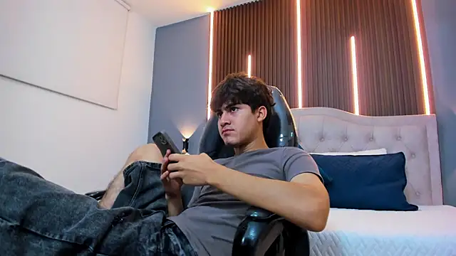 Tommy18   online show from December 2025 03:34:01 AM