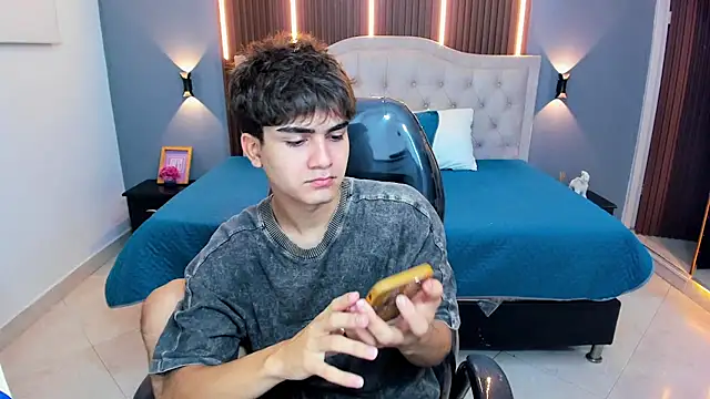 Tommy18   online show from January 2026 03:33:01 AM