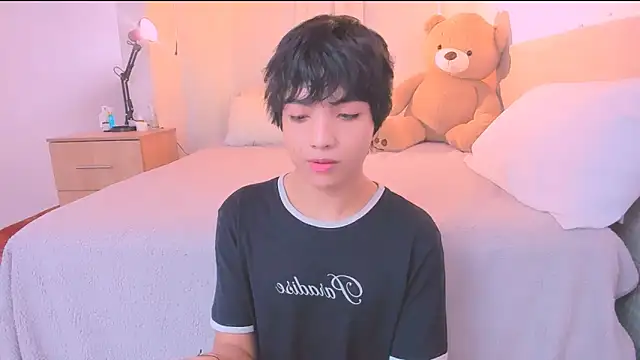 AllanYong18 online show from October 2025 01:18:02 PM