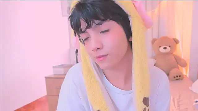 Snapshot of AllanYong18 chatting on December 2025 08:16:02 PM AllanYong18 online show from December 2025 08:16:02 PM