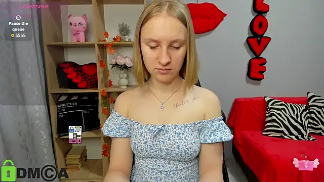 Snapshot of BeautyBlondy chatting on November 2025 12:55:01 PM BeautyBlondy online show from November 2025 12:55:01 PM