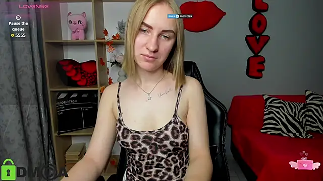 Snapshot of BeautyBlondy chatting on November 2025 03:16:02 PM BeautyBlondy online show from November 2025 03:16:02 PM