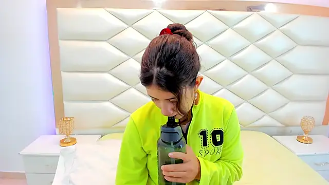 Snapshot of MiaQueen021 chatting on February 2025 12:28:01 PM MiaQueen021 online show from February 2025 12:28:01 PM