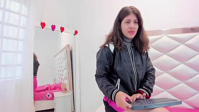 Snapshot of MiaQueen021 chatting on March 2025 12:33:02 PM MiaQueen021 online show from March 2025 12:33:02 PM