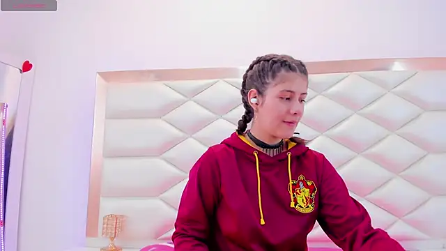 Snapshot of MiaQueen021 chatting on March 2025 06:37:02 PM MiaQueen021 online show from March 2025 06:37:02 PM