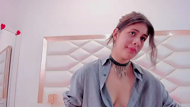 Snapshot of MiaQueen021 chatting on March 2025 06:37:02 PM MiaQueen021 online show from March 2025 06:37:02 PM