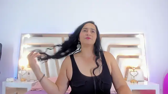 LucineArias online show from January 2025 08:00:01 PM