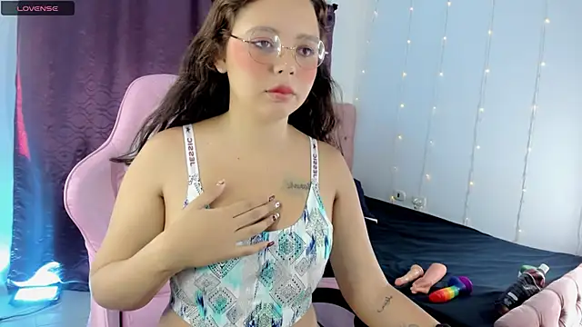 Snapshot of Sophie_Heart chatting on January 2025 08:48:01 PM Sophie Heart online show from January 2025 08:48:01 PM