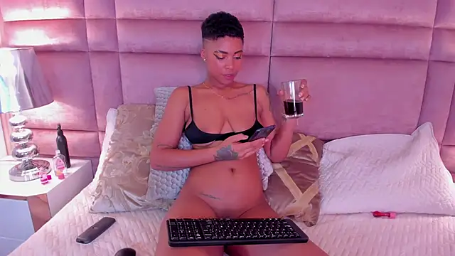 Snapshot of LuciaWallace chatting on February 2025 10:24:01 PM LuciaWallace online show from February 2025 10:24:01 PM