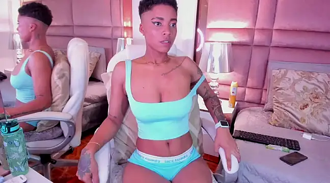 Snapshot of LuciaWallace chatting on February 2025 03:42:01 AM LuciaWallace online show from February 2025 03:42:01 AM