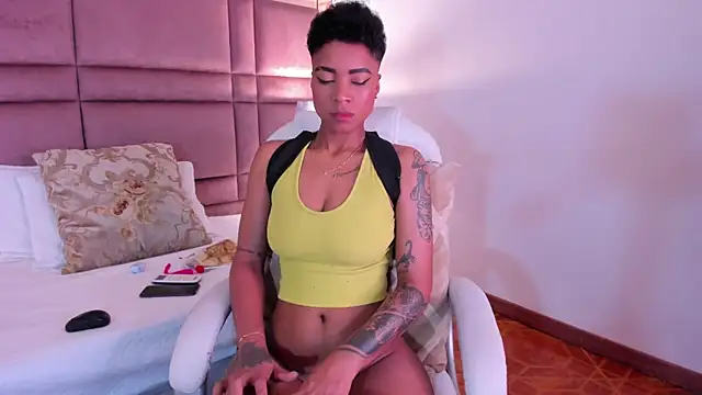 Snapshot of LuciaWallace chatting on March 2025 09:48:01 PM LuciaWallace online show from March 2025 09:48:01 PM