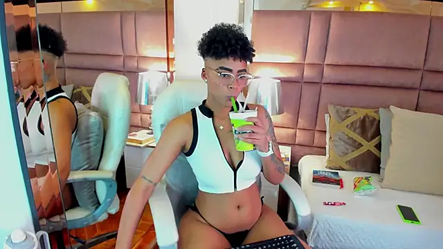 Snapshot of LuciaWallace chatting on October 2025 01:57:01 AM LuciaWallace online show from October 2025 01:57:01 AM