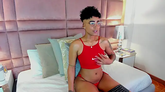 Snapshot of LuciaWallace chatting on October 2025 10:51:01 PM LuciaWallace online show from October 2025 10:51:01 PM