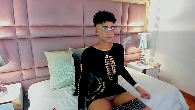 Snapshot of LuciaWallace chatting on October 2025 03:49:02 AM LuciaWallace online show from October 2025 03:49:02 AM