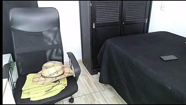 Snapshot of avis_lara chatting on October 2025 03:46:02 PM avis lara online show from October 2025 03:46:02 PM