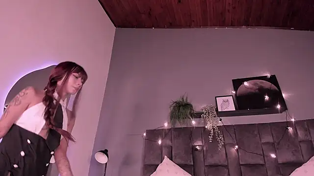 Snapshot of SabrinaSpell_ chatting on November 2025 11:43:01 AM SabrinaSpell online show from November 2025 11:43:01 AM