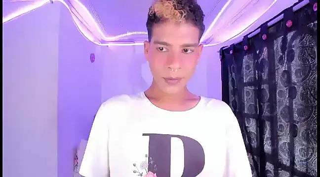 Snapshot of Ethan_Boyy chatting on February 2025 08:03:01 PM Ethan Boyy online show from February 2025 08:03:01 PM